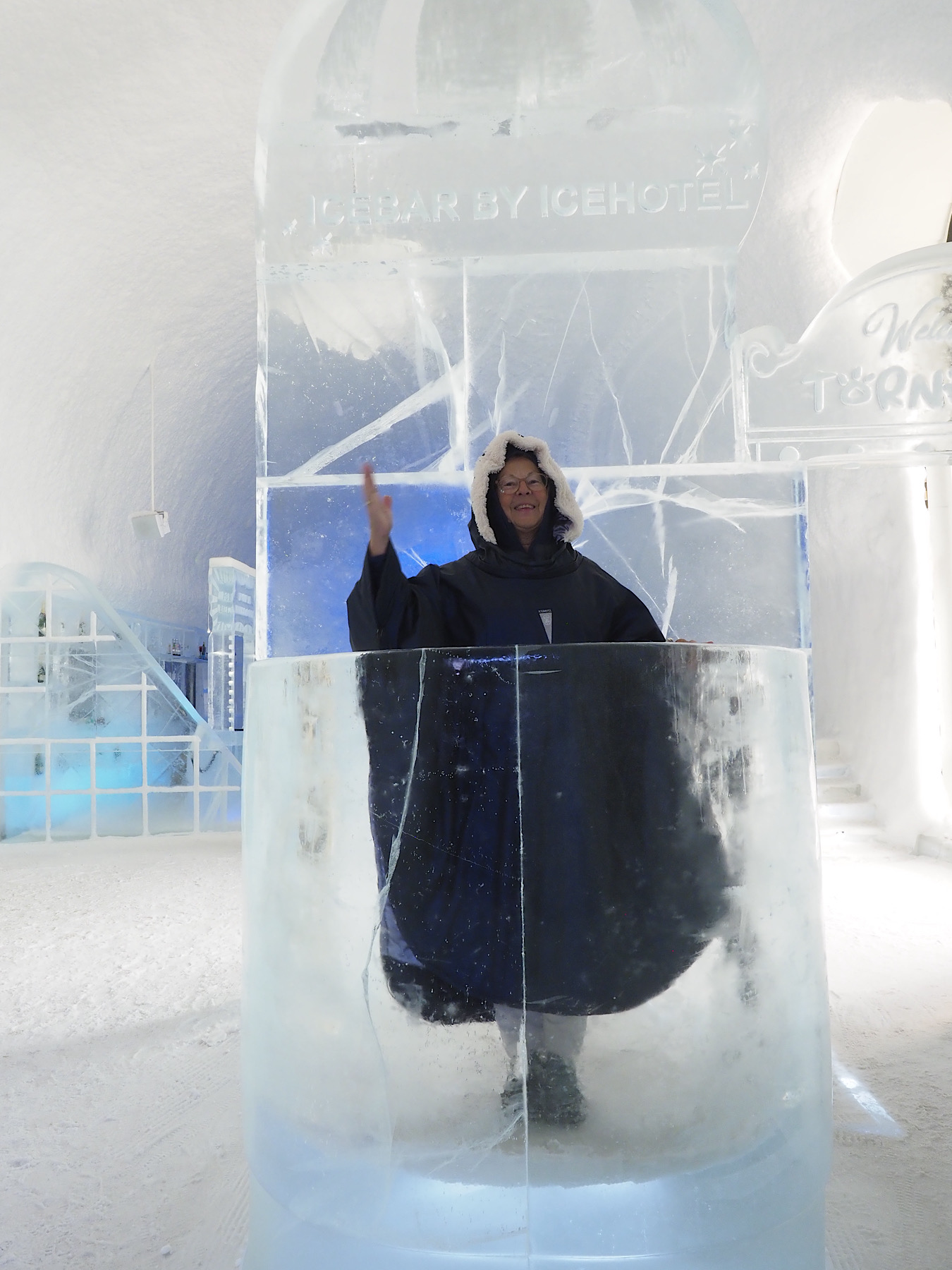 Renate auf einer Kanzel im Ice Hotel