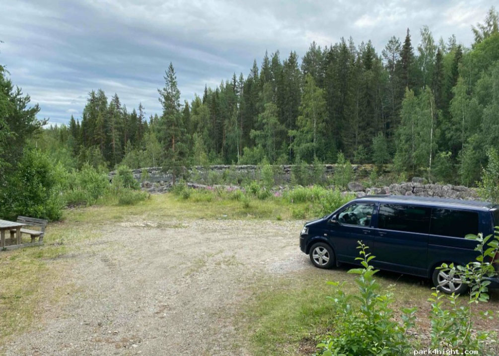 Räbbstugeforsen, Parkplatz an einen Fluß im Wald