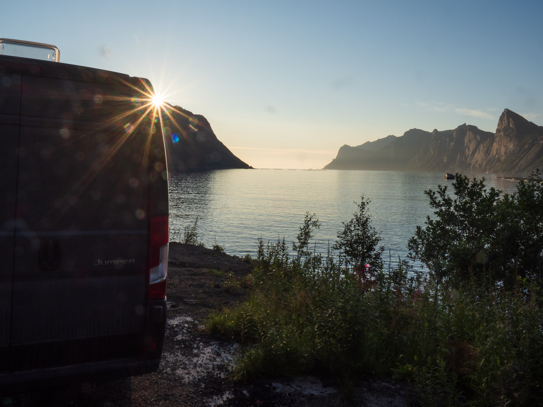 Senja, Parkbucht mit Blick auf Medfjorden