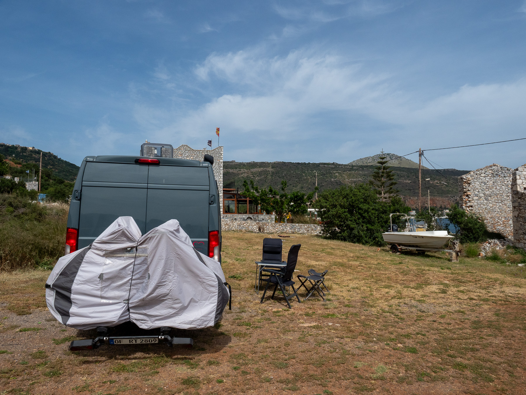 Parkplatz der Taverne O Faross