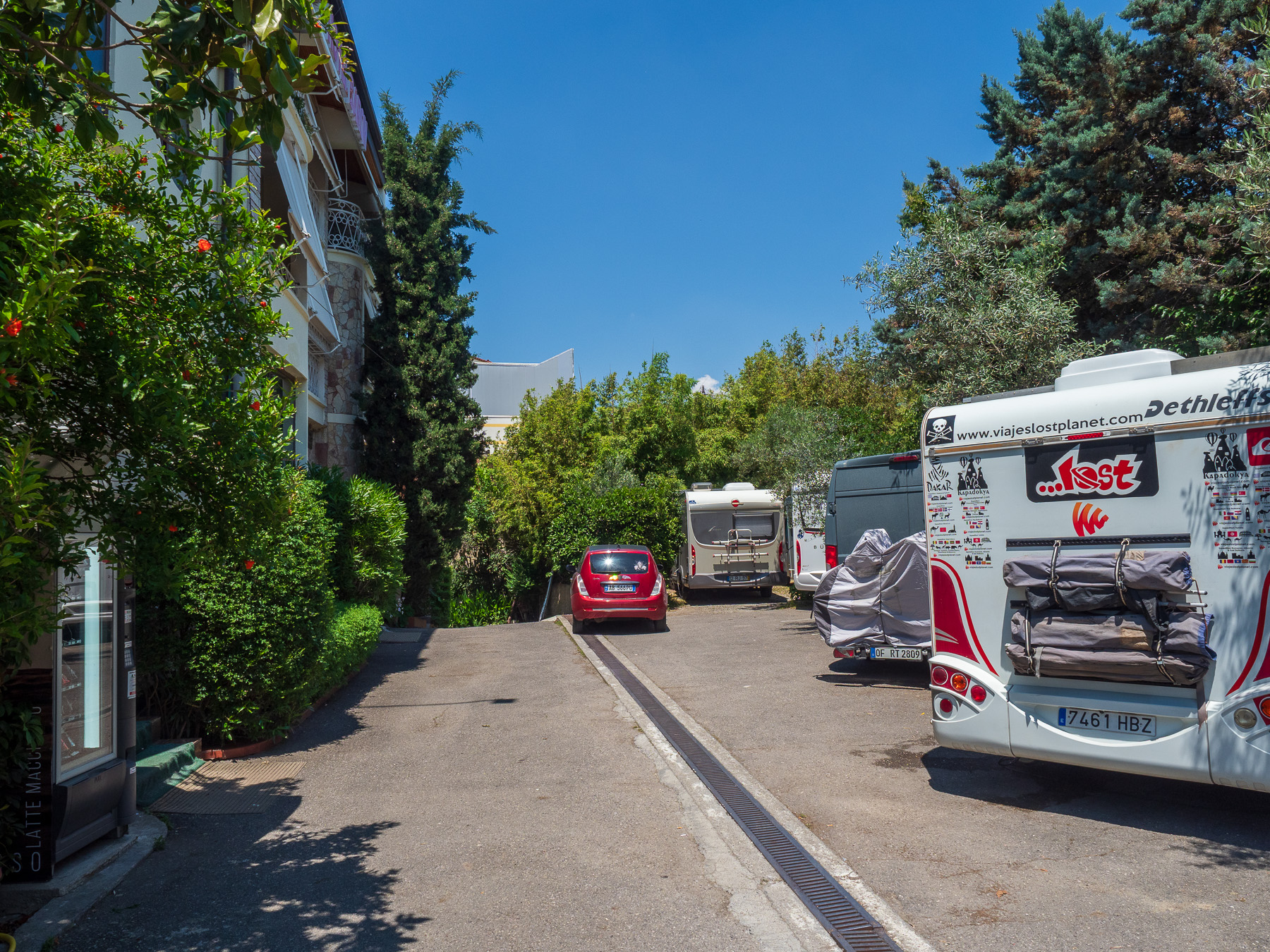 Tirana – Parkplatz Hotel Baron